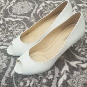 NWOT KELLY & KATIE Peep toe heels in white